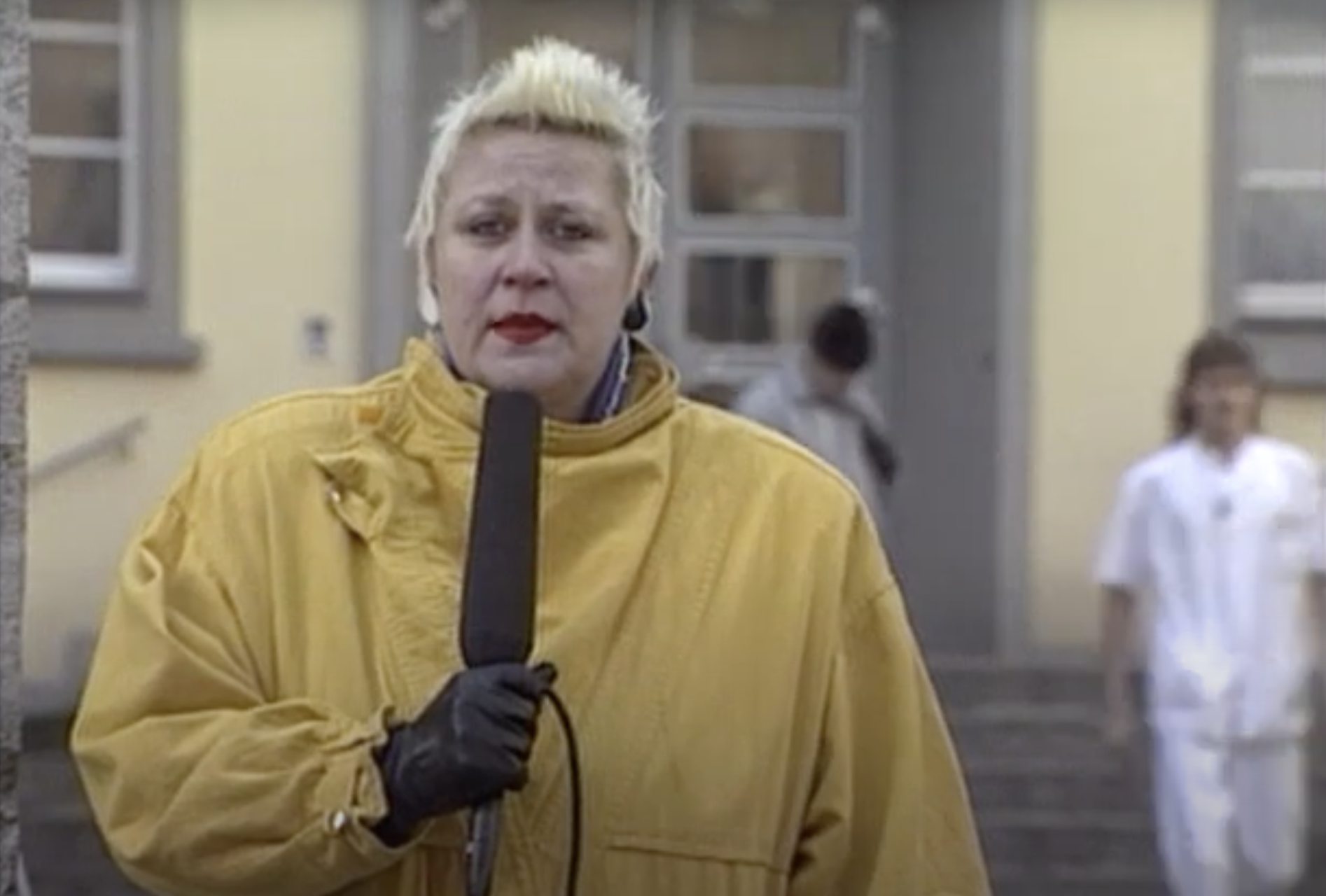 Ullabritt Horn 1992 vor der Frauenklinik des städtischen Krankenhauses Nürnberg in der Flurstraße.